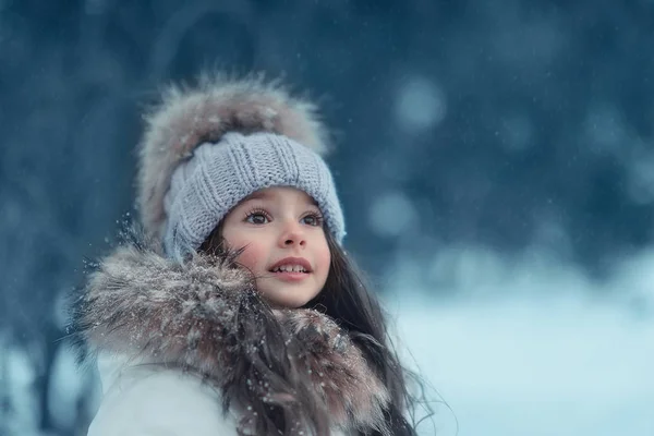 Inverno nevado e uma menina em um boné — Fotografia de Stock