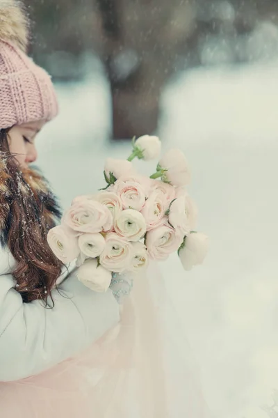 Verschneiter Winter und ein Mädchen mit Mütze — Stockfoto