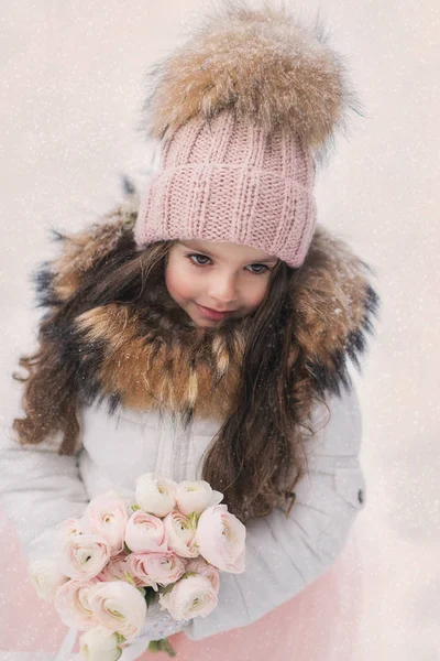 Invierno nevado y una chica con gorra — Foto de Stock