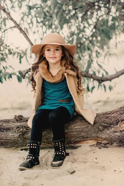 Niña en un sombrero con el pelo largo — Foto de Stock