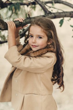 sonbaharda küçük orman uzun saçlı kız