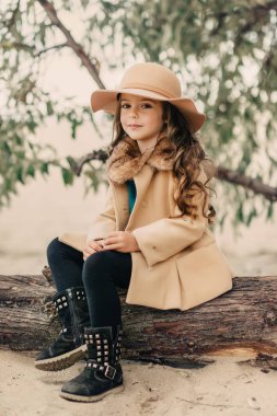 uzun saçlı şapkalı küçük kız