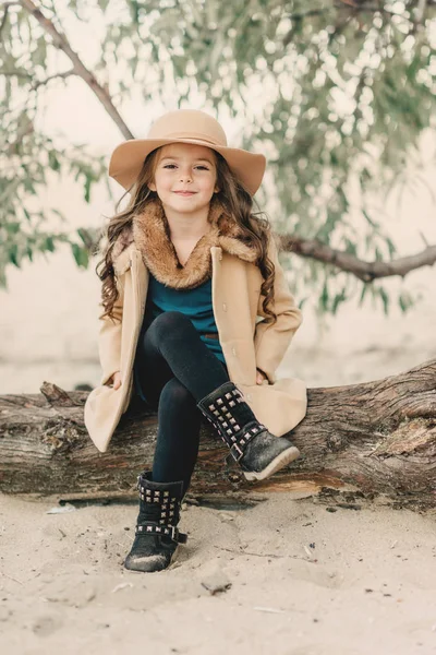 Μικρό κορίτσι σε ένα καπέλο με μακριά μαλλιά — Φωτογραφία Αρχείου