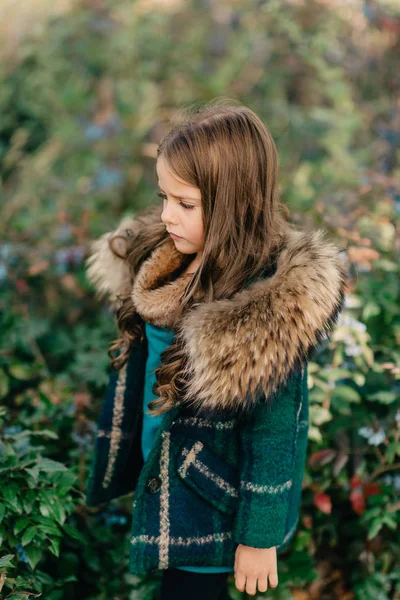 在秋天的森林少留着长头发的女孩 — 图库照片