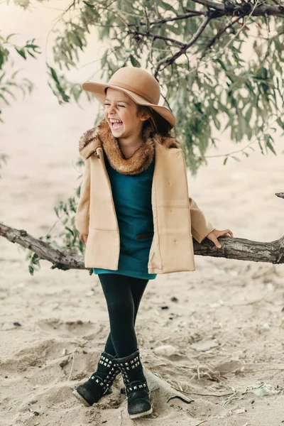 Klein meisje in een hoed met lange haren — Stockfoto