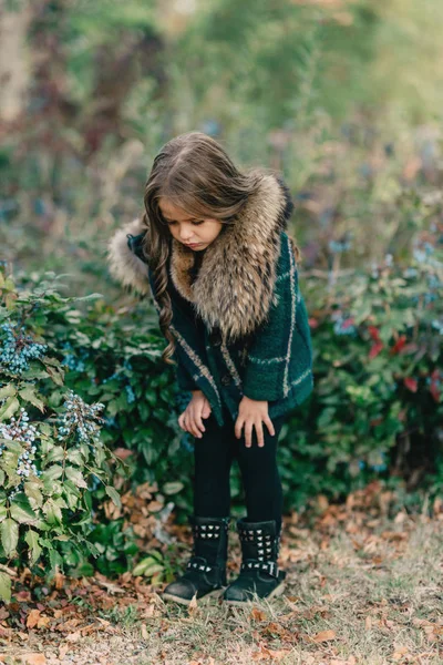 Sonbaharda küçük orman uzun saçlı kız — Stok fotoğraf