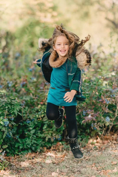 Na floresta de outono menina com cabelos longos — Fotografia de Stock