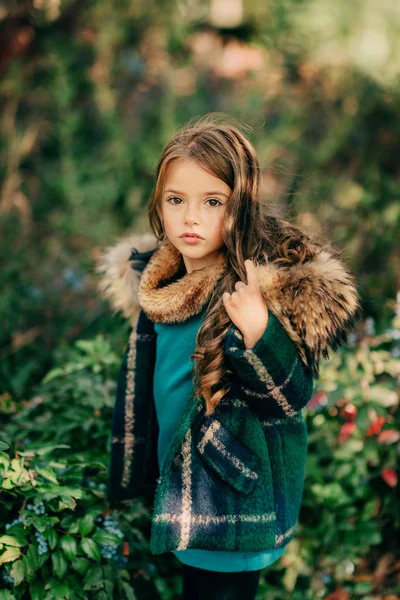 Na podzim lesní málo dívka s dlouhými vlasy — Stock fotografie