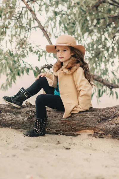 Klein meisje in een hoed met lange haren — Stockfoto