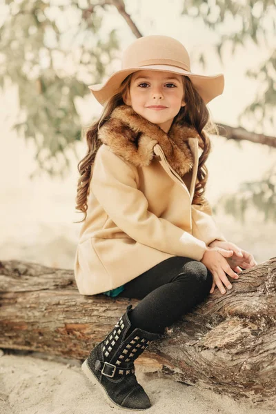 Bambina con un cappello dai capelli lunghi — Foto Stock