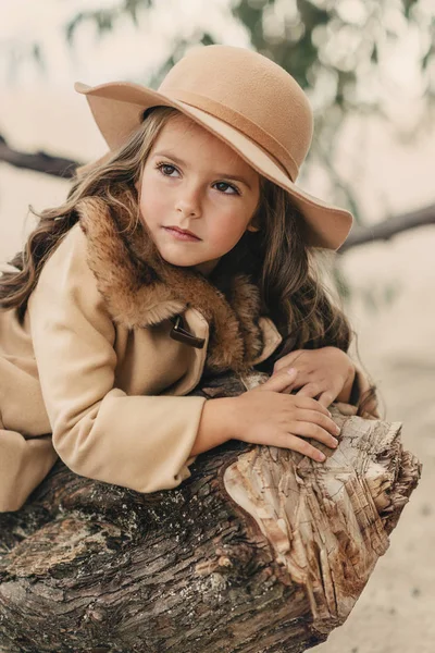 Malá holčička v klobouku s dlouhými vlasy — Stock fotografie