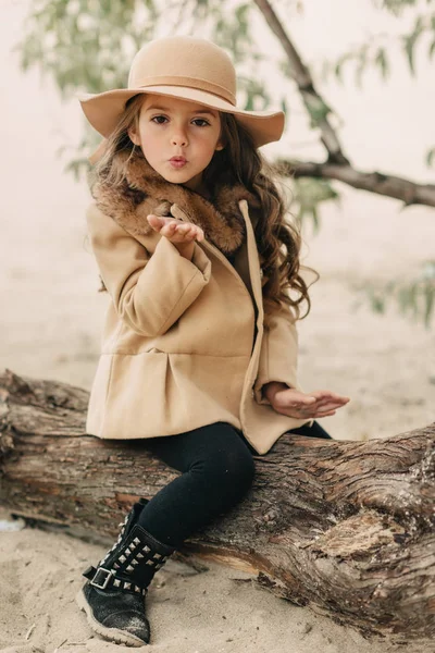 在一顶帽子，留着长头发的小女孩 — 图库照片