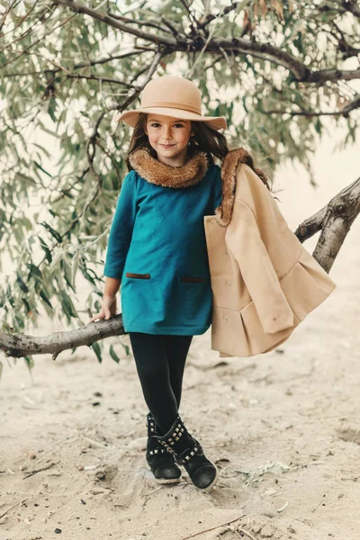 Bambina con un cappello dai capelli lunghi — Foto Stock