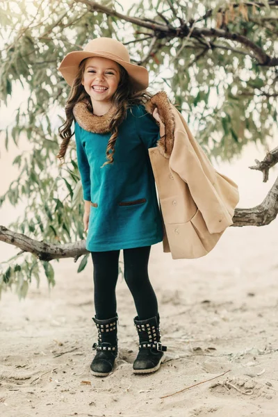 Niña en un sombrero con el pelo largo —  Fotos de Stock