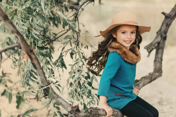 Μικρό κορίτσι σε ένα καπέλο με μακριά μαλλιά — Φωτογραφία Αρχείου