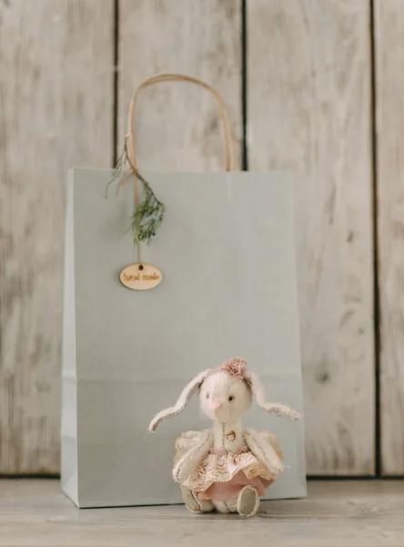 Speelgoed konijntje en een cadeau — Stockfoto