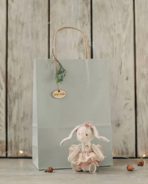 Zabawka króliczek i prezent — Zdjęcie stockowe