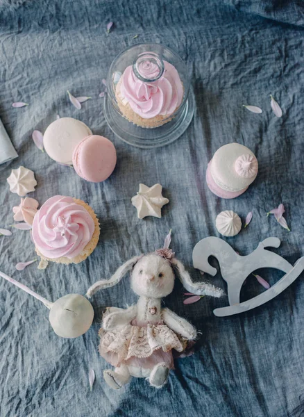 Beautiful festive dessert cake — Stock Photo, Image