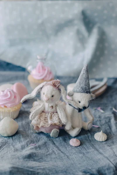 Spielzeug Hase und Bär mit Dessert — Stockfoto