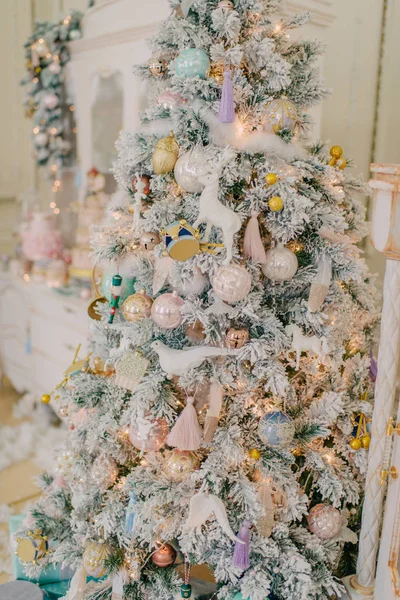 Árvore de natal com brinquedos — Fotografia de Stock