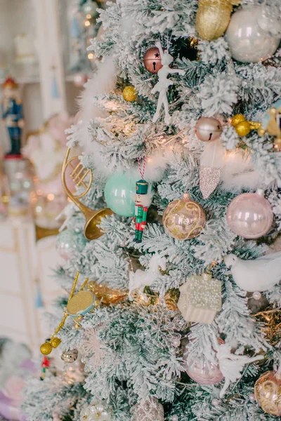 Рождественская елка с игрушками — стоковое фото