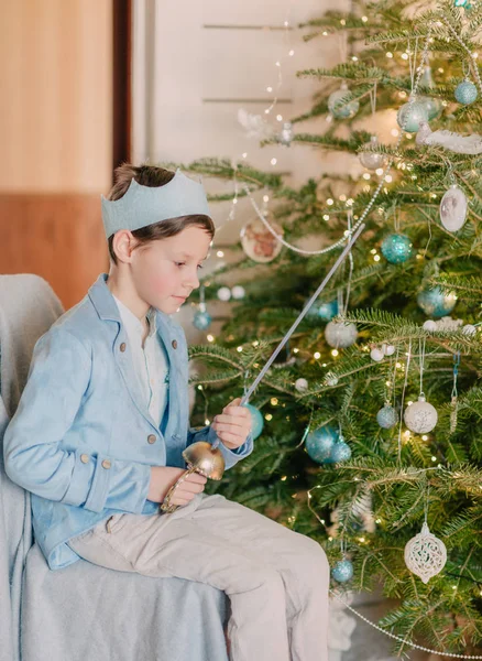 Jongen in kostuum kleine prins — Stockfoto