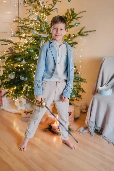 Jongen in kostuum kleine prins — Stockfoto