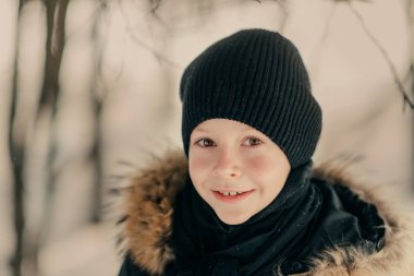 Karda şapkalı çocuk