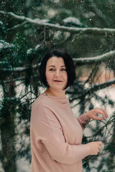 Mulher em um vestido em uma floresta nevada — Fotografia de Stock