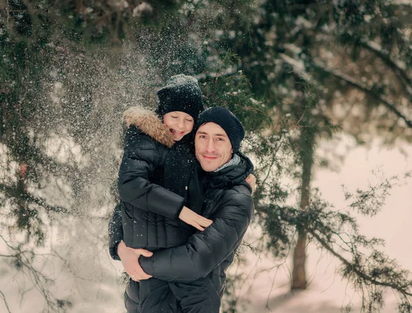 Im verschneiten Park Sohn mit seinem Vater — Stockfoto