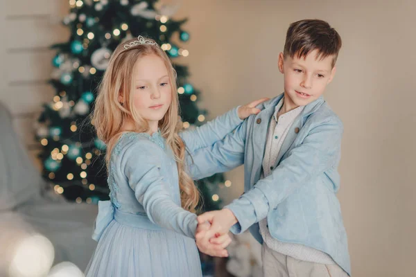 Мальчик с девушкой в синем платье — стоковое фото