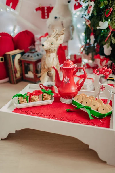 红色瓷茶壶和饼干 — 图库照片