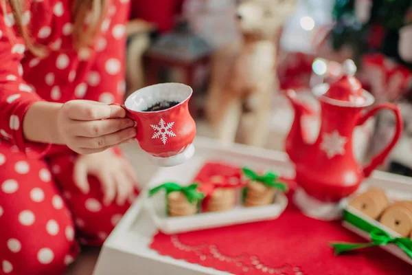 Rano dziecko herbaty w czerwone piżamy — Zdjęcie stockowe