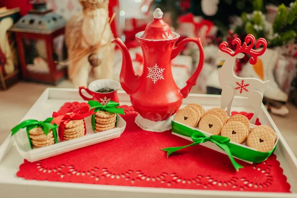 Red porcelain teapot and cookies — Stock Photo, Image