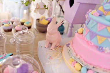 Paskalya tavşanı ve yumurta