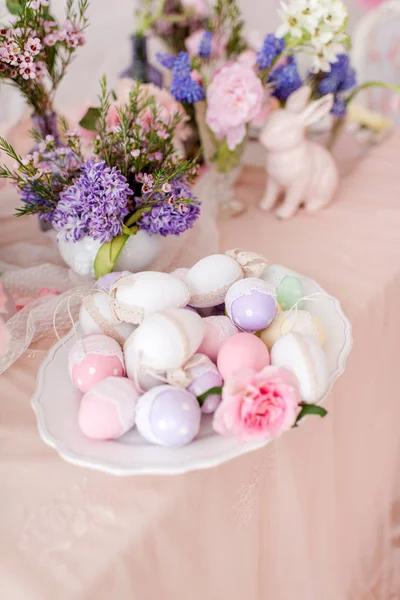 Pasen-stilleven - bloemen, eieren en konijn — Stockfoto
