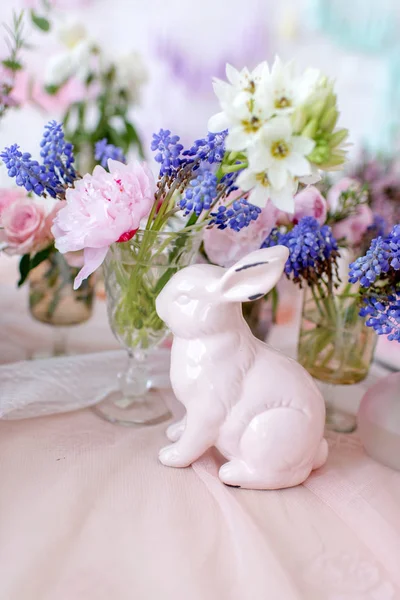 Lapin en porcelaine blanche — Photo