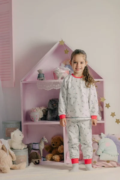 Menina de pijama no quarto das crianças — Fotografia de Stock