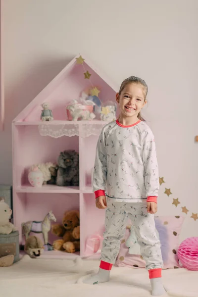 Meisje in pyjama in de kinderkamer — Stockfoto