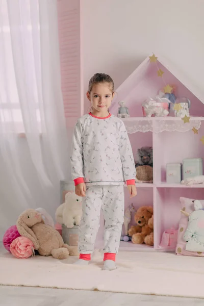 Menina de pijama no quarto das crianças — Fotografia de Stock