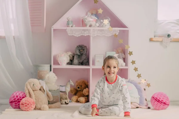 Дівчина в піжамі в дитячій кімнаті — стокове фото