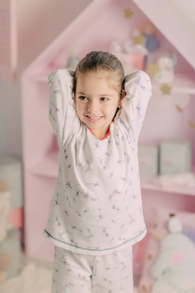 Menina de pijama no quarto das crianças — Fotografia de Stock