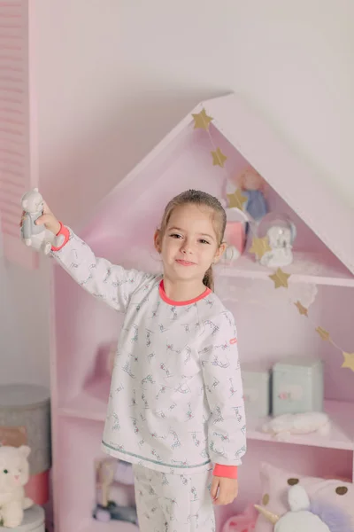 Meisje in pyjama in de kinderkamer — Stockfoto