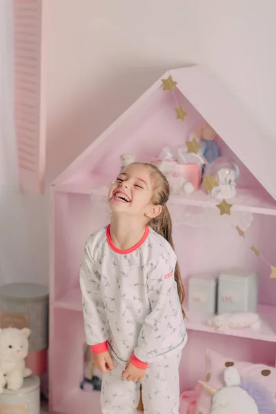 Дівчина в піжамі в дитячій кімнаті — стокове фото
