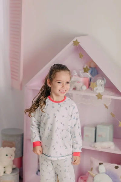 女孩穿着睡衣在孩子们的房间 — 图库照片