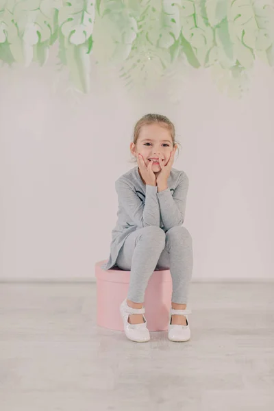 Маленька дівчинка в сірому костюмі — стокове фото