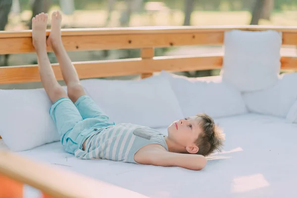 Boy shorts vilar på soffan — Stockfoto