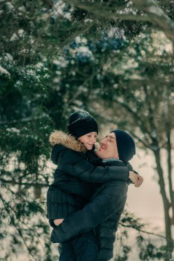 babası ile bir karlı park oğlu