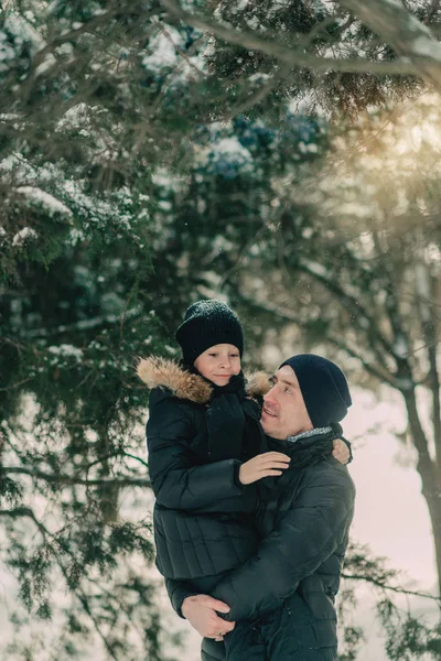 In a snowy park son with his father — Stock Photo, Image