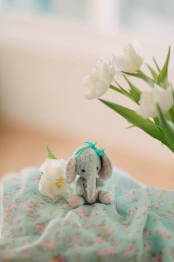 Oyuncak Oyuncak fil ve bir buket